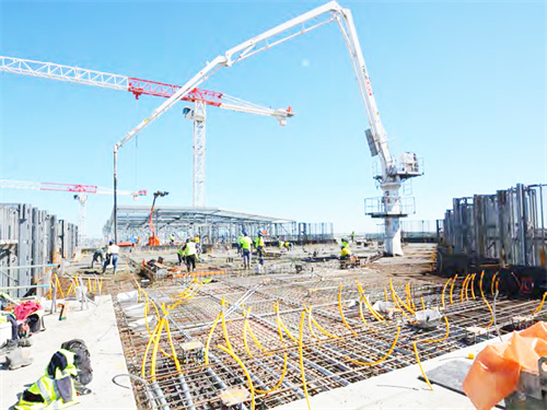 建筑工程必備機(jī)械，混凝土布料機(jī)。